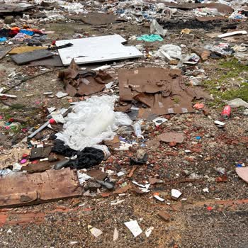 Aydınevler Mahallesinde Çöp Ve Moloz Birikimi Yaya Güvenliğini Tehdit Ediyor