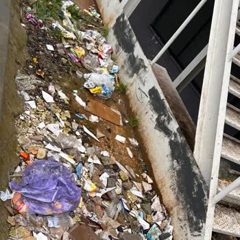 Aydınevler Mahallesinde Çöp Ve Moloz Birikimi Yaya Güvenliğini Tehdit Ediyor