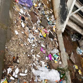 Aydınevler Mahallesinde Çöp Ve Moloz Birikimi Yaya Güvenliğini Tehdit Ediyor