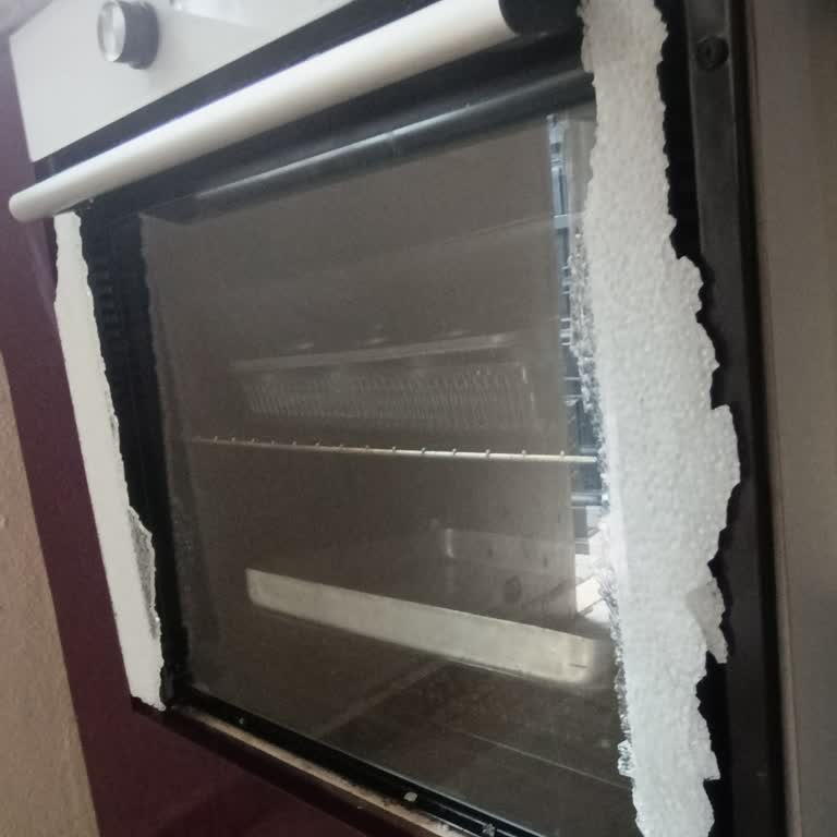 Garanti Kapsamındaki Simfer Fırının Camı Patladı, Servis Ücret İstiyor