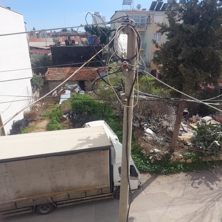 Kepez Altınova’da Sokak Lambası Sürekli Arızalanıyor, Karanlıkta Güvenlik Tehlikesi