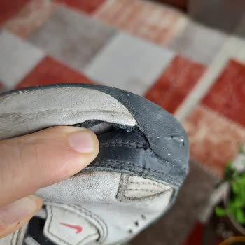 FLO, 2 Yıllık Garantili Nike Ayakkabısının 4 Ayda Yırtılmasını Üretim Hatası Olarak Görmüyor