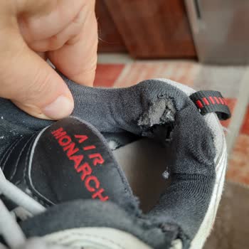 FLO, 2 Yıllık Garantili Nike Ayakkabısının 4 Ayda Yırtılmasını Üretim Hatası Olarak Görmüyor