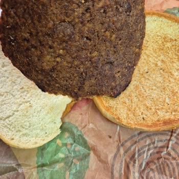 Cennet Burger King Şubesinde Soğuk Ve Yanmış Whopper, Çalışanların Kaba Tutumu