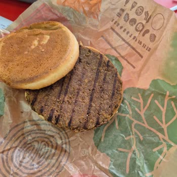 Cennet Burger King Şubesinde Soğuk Ve Yanmış Whopper, Çalışanların Kaba Tutumu