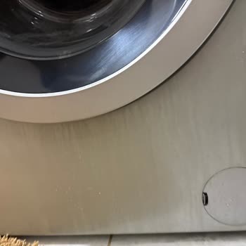 Beko Çamaşır Makinesinin Gri Gövdesindeki Su Lekeleri Sorunu