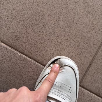 Reebok Ayakkabısında Altı Ay İçinde Deri Dökülmesi Ve Garanti Reddi