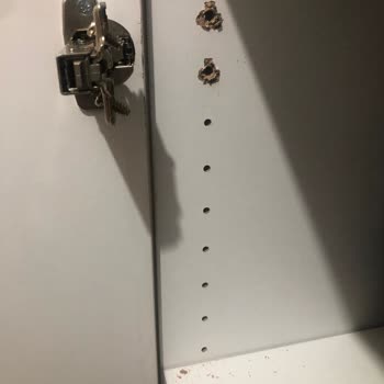 Vivense'den Gelen Gardıropta Kırık Kapak Ve Menteşe Sorunları Çözülmedi