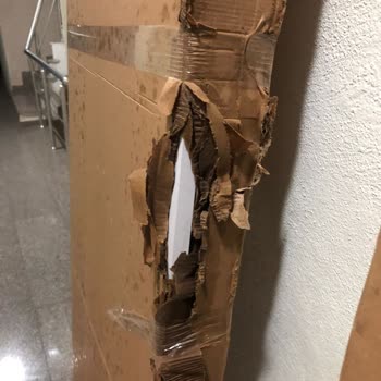 Vivense'den Gelen Gardıropta Kırık Kapak Ve Menteşe Sorunları Çözülmedi