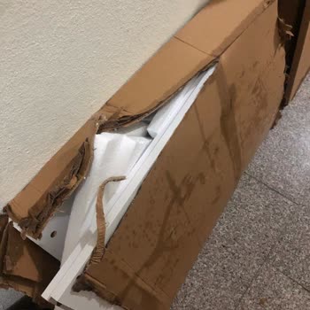 Vivense'den Gelen Gardıropta Kırık Kapak Ve Menteşe Sorunları Çözülmedi