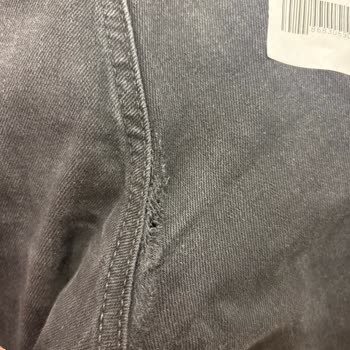 Mavi Black Premium Pantolonunda Tekrarlayan Yırtık Ve Üretim Hatası