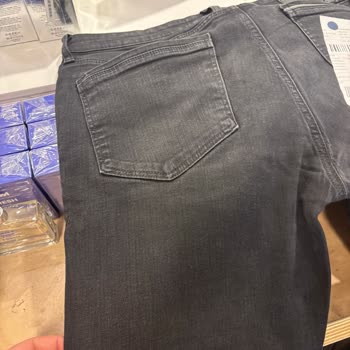 Mavi Black Premium Pantolonunda Tekrarlayan Yırtık Ve Üretim Hatası