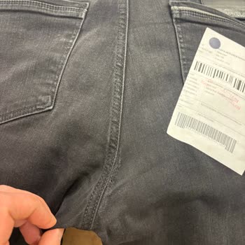 Mavi Black Premium Pantolonunda Tekrarlayan Yırtık Ve Üretim Hatası