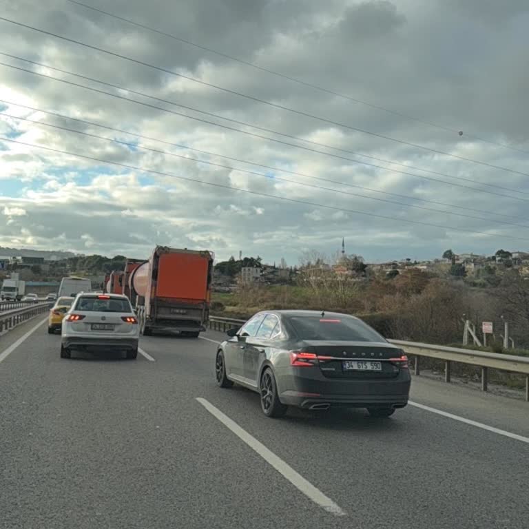 Yenidoğan Paşaköy Kavşağındaki Trafik Işığı Otobanı Duraklatıyor Ve Stresi Artırıyor