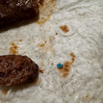 Migros Sanal Market'te Kuzu Dana Kebapta Plastik Parça Bulunması