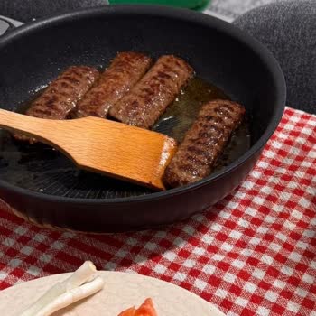 Migros Sanal Market'te Kuzu Dana Kebapta Plastik Parça Bulunması