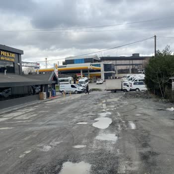 Büyükçekmece’de Bozuk Yol Araç Hasarı Ve Güvenlik Riskine Neden Oluyor