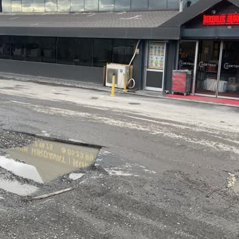Büyükçekmece’de Bozuk Yol Araç Hasarı Ve Güvenlik Riskine Neden Oluyor