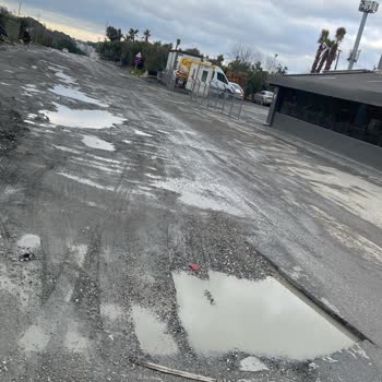 Büyükçekmece’de Bozuk Yol Araç Hasarı Ve Güvenlik Riskine Neden Oluyor