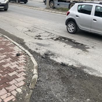Büyükçekmece’de Bozuk Yol Araç Hasarı Ve Güvenlik Riskine Neden Oluyor