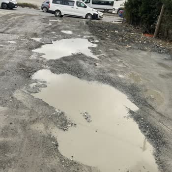 Büyükçekmece’de Bozuk Yol Araç Hasarı Ve Güvenlik Riskine Neden Oluyor