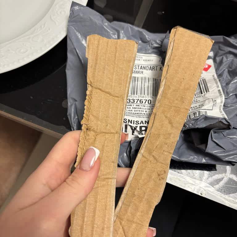 Aras Kargo Hatalı Teslimatı Ve Sadece Karton Parçaları Gönderilmesi Nedeniyle Tam İade Talebi