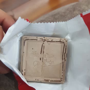 Gri Renkli Chocobis Çikolatası Üzerinde Üretim Hatası Şikayeti