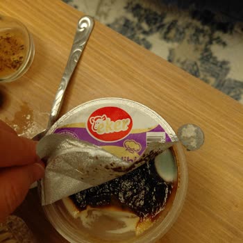 Kazandibi Tatlısında Küf Ve Çiğköfte Bayatlığı: Sağlık Endişesi Ve İade Talebi