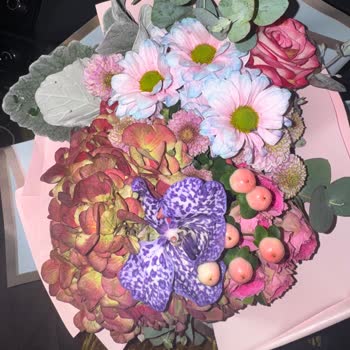 Solmuş Çiçek Aranjmanı Ve Geri Dönüşsüz İletişim