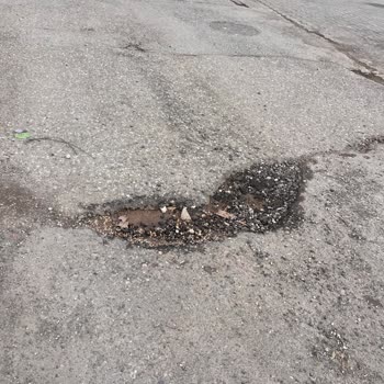 Şanlıurfa Haliliye Konuklu Mahallesinde Derin Çukurlu Yollar Acil Onarım Gerektiriyor