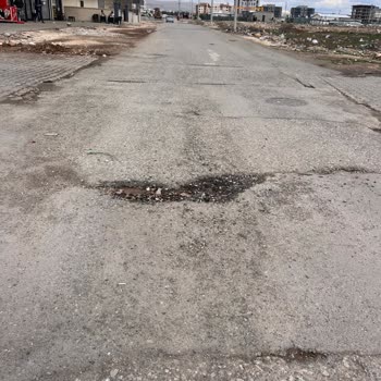 Şanlıurfa Haliliye Konuklu Mahallesinde Derin Çukurlu Yollar Acil Onarım Gerektiriyor