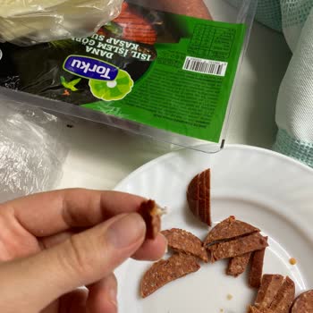 Kırklareli A101’de Satın Alınan Torku Sucukta Plastik Parça Bulunması Güvenlik Endişesi