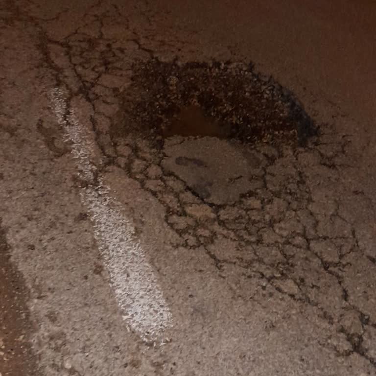 Karacabey Bandırma Yolunda Büyük Çukur Trafik Güvenliğini Tehdit Ediyor