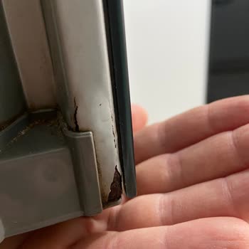 Bosch Buzdolabının Cam Kapaklı Kapısındaki Paslanma Ücretsiz Onarım Talebi