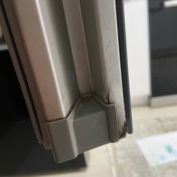Bosch Buzdolabının Cam Kapaklı Kapısındaki Paslanma Ücretsiz Onarım Talebi
