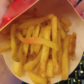 McDonald's Ankara Etlik Şubesinde Yanmış Ve Ruj İzli Ürün Şikayeti