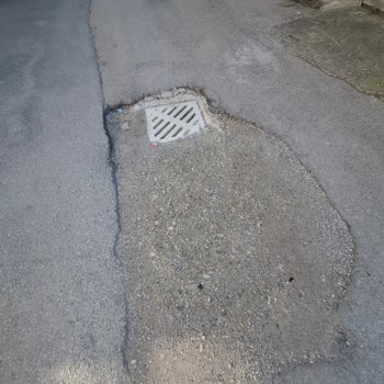 Akkapı Mahallesi Çukurları 3 Aydır Açık, Araç Lastiği Patladı