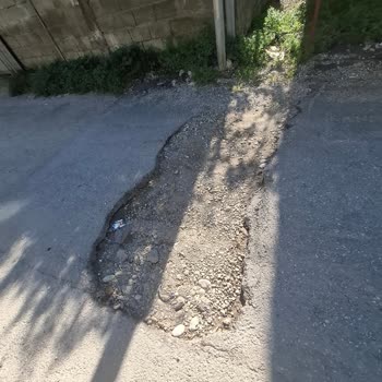 Akkapı Mahallesi Çukurları 3 Aydır Açık, Araç Lastiği Patladı