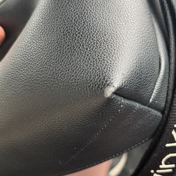 Calvin Klein Çantada Deri Soyulması Ve Deformasyon