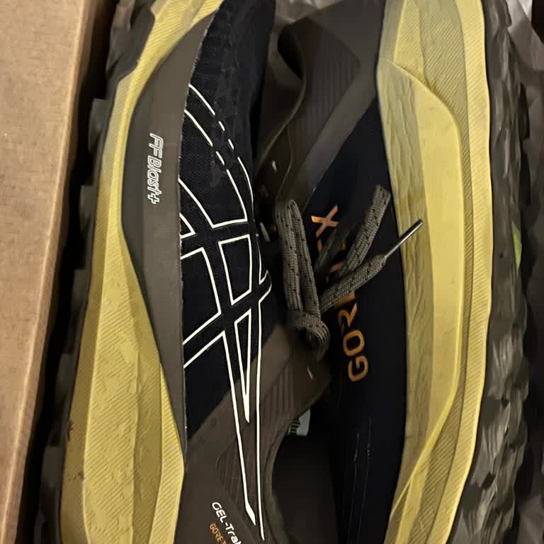 Asics GEL-Trabuco 13 GTX Develops Holes After One Month