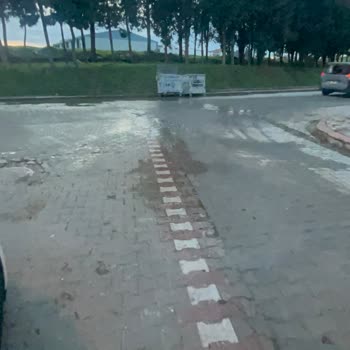 Akasya 17 Sokakta Havuz Suyunun Sokakları Sürekli Sulandırması Yetkililer Çözüm Bekliyor