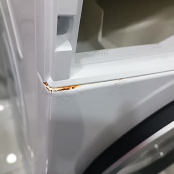 Siemens İQ300 Çamaşır Makinesinde Panel Boya Dökülmesi Ve Paslanma