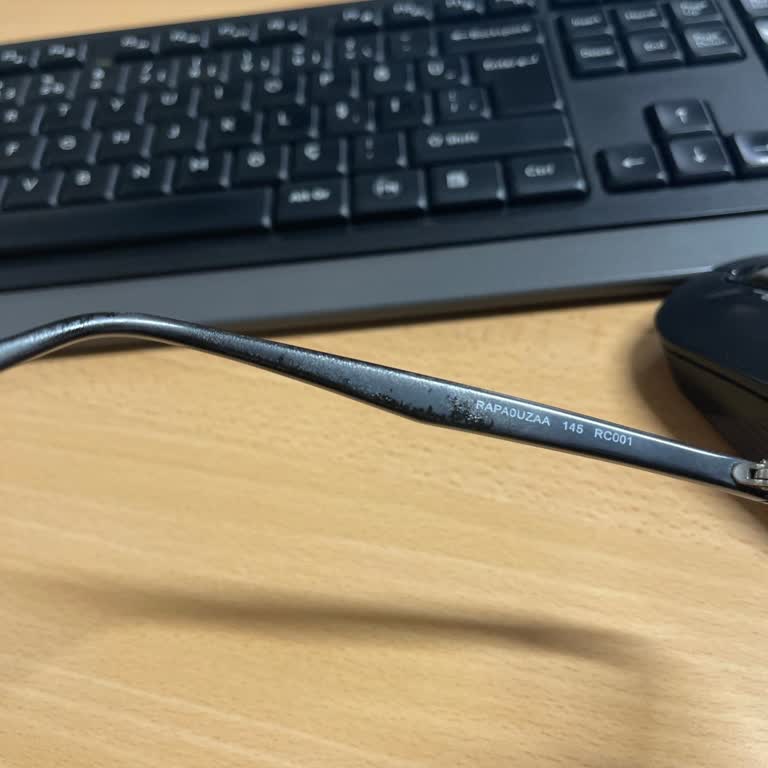 Montura de gafas Vogue con abultamientos pese a cambio en garantía