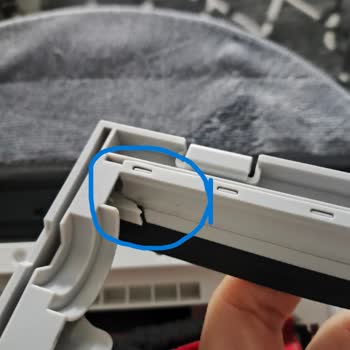 Şarj Ünitesi Arızası Ve Ana Fırça Kapağı Kırılmasıyla Ayıplı Robot Süpürge