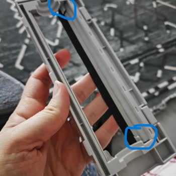 Şarj Ünitesi Arızası Ve Ana Fırça Kapağı Kırılmasıyla Ayıplı Robot Süpürge