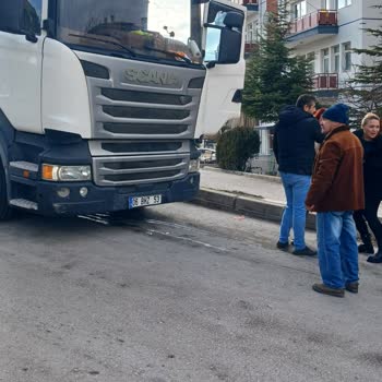 Conductor de Scania causa accidente de tráfico, solicito compensación