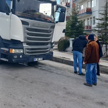 Conductor de Scania causa accidente de tráfico, solicito compensación