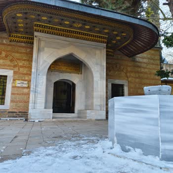 Muradiye Külliyesi'nde Mermer Havuzun Bakımsızlığı Acil Onarım Talebi