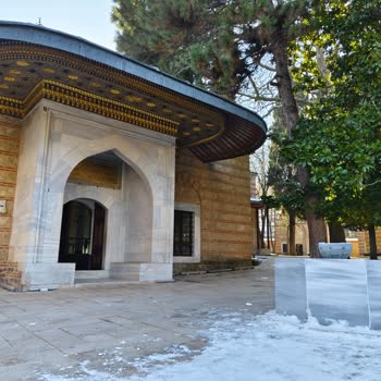 Muradiye Külliyesi'nde Mermer Havuzun Bakımsızlığı Acil Onarım Talebi