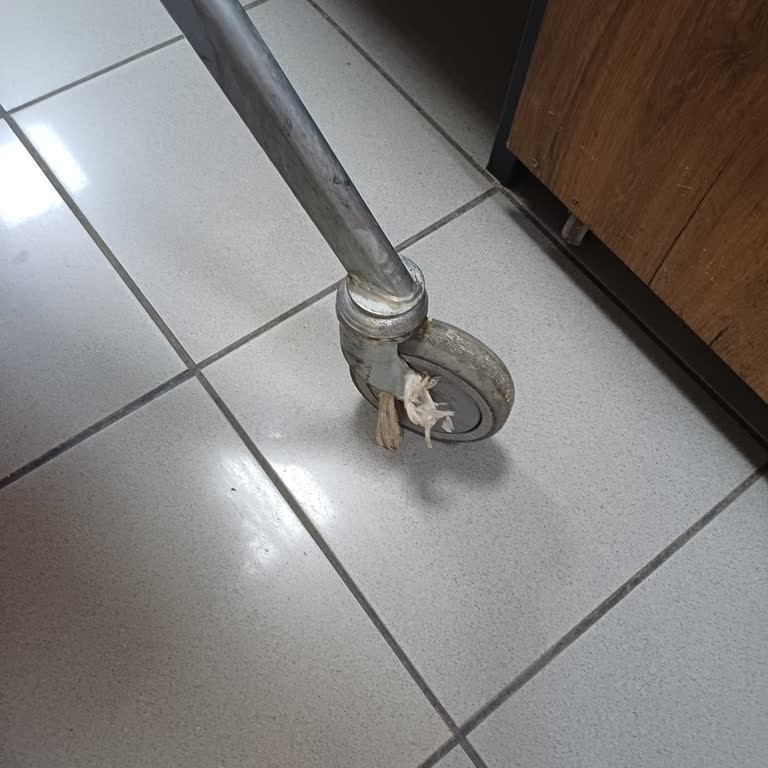 Kırık Alışveriş Arabaları Ve Çürük Ürünler Müşterinin Sabrını Zorluyor